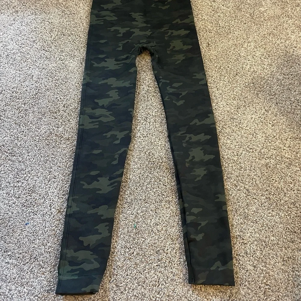Spanx camo leggings green small